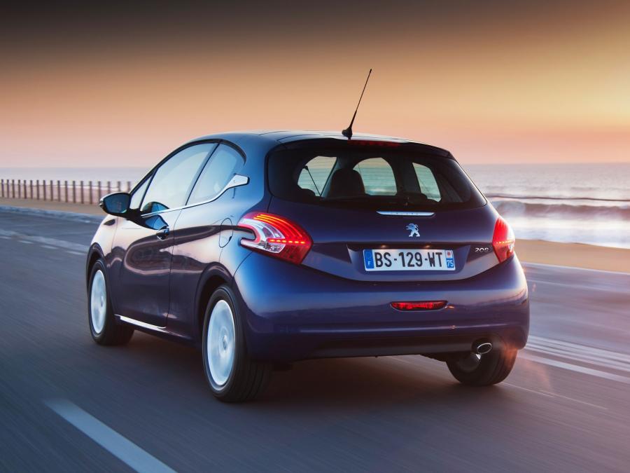  Peugeot 208 3-Door 2012 года  (фото 30 из 31)